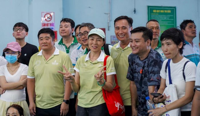 Các cổ động viên khuấy động bầu không khí tại Hội thao.