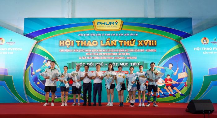 Ông Vũ Anh Tuấn - Phó Chủ tịch Công đoàn PETROVIETNAM và ông Tống Xuân Phong - Chủ tịch Công đoàn PVFCCo-Phú Mỹ chúc mừng các vận động viên đạt thành tích xuất sắc tại hội thao PETROVIETNAM Khu vực miền Nam vừa qua