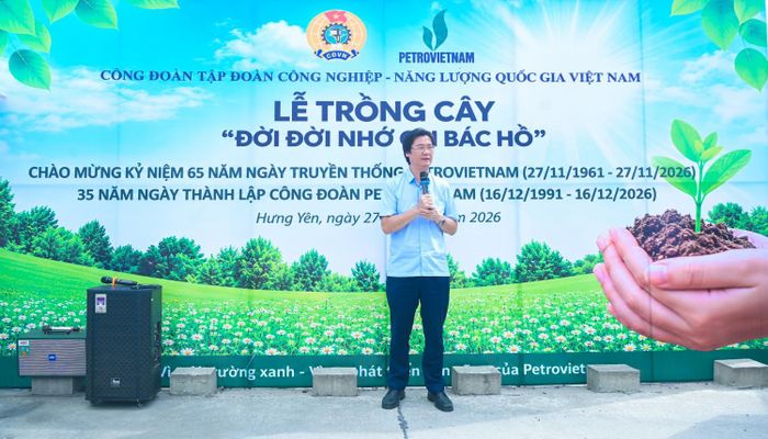 Đồng chí Nguyễn Mạnh Kha - Ủy viên Ban Chấp hành Tổng Liên đoàn Lao động Việt Nam, Chủ tịch Công đoàn PETROVIETNAM phát biểu tại buổi lễ.