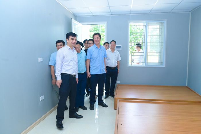 Các đại biểu tham quan cơ sở vật chất mới tại NMNĐ Thái Bình 2