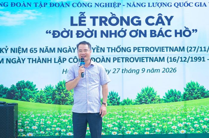 Đồng chí Hoàng Phúc Long - Chủ tịch Công đoàn Liên doanh Vietsovpetro đại diện đơn vị tài trợ phát biểu tại buổi lễ.