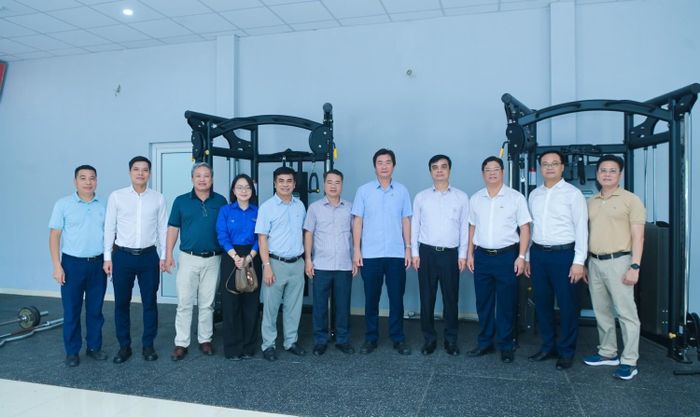 Các đại biểu tại phòng tập thể dục dành cho cán bộ, nhân viên, người lao động Nhà máy