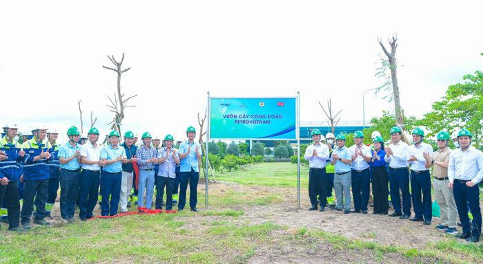 Các đại biểu thực hiện nghi thức gắn biển công trình Vườn cây Công đoàn PETROVIETNAM.