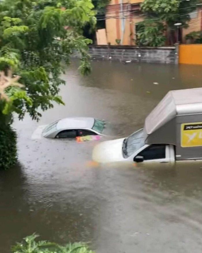  Xe ô tô chìm trong biể nước ở khu chung cư Khlong Chan, Quận Bang Kapi, Bangkok. Ảnh: Theo Tạp chí Matichon
