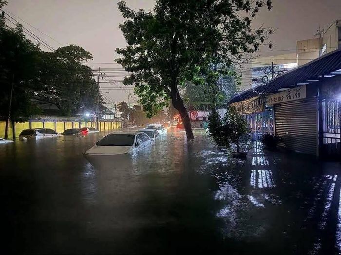 Nhiều xe bị ngập sâu ở Khu nhà ở Khlong Chan số 25, Soi Nawamin số 6, Phường Khlong Chan, Quận Bang Kapi, Bangkok. Ảnh: Theo Tạp chí Matichon
