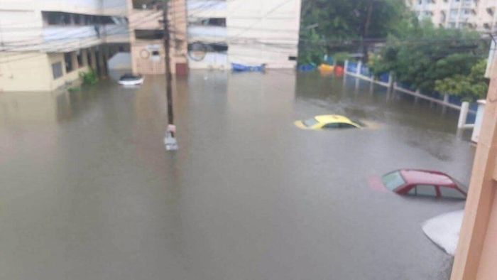  Xe ô tô chìm trong biể nước ở khu chung cư Khlong Chan, Quận Bang Kapi, Bangkok. Ảnh: Theo Tạp chí Matichon