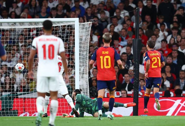 Phút 74, Mikel Oyarzabal vừa vào sân đã mang đến khác biệt