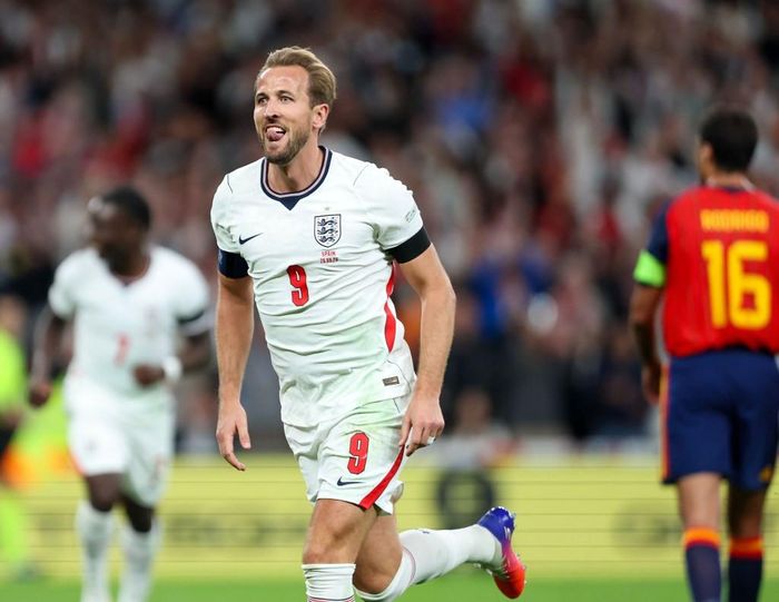 Phút 40, Harry Kane đánh đầu nâng tỷ số lên 2-1