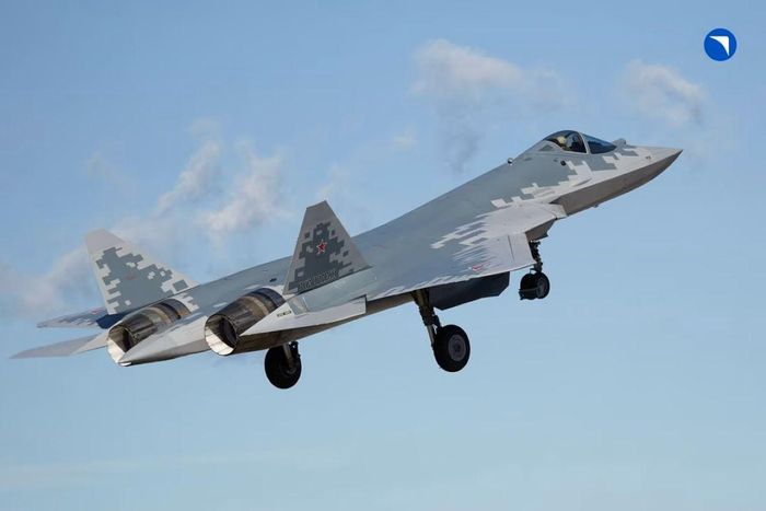 Việc bàn giao các tiêm kích Su-57 cho Lực lượng Hàng không Vũ trụ Nga (VKS) thể hiện tiến trình phát triển từng bước của chương trình cùng việc tích hợp các cảm biến mới. Ảnh: UAC/aviacionline.com