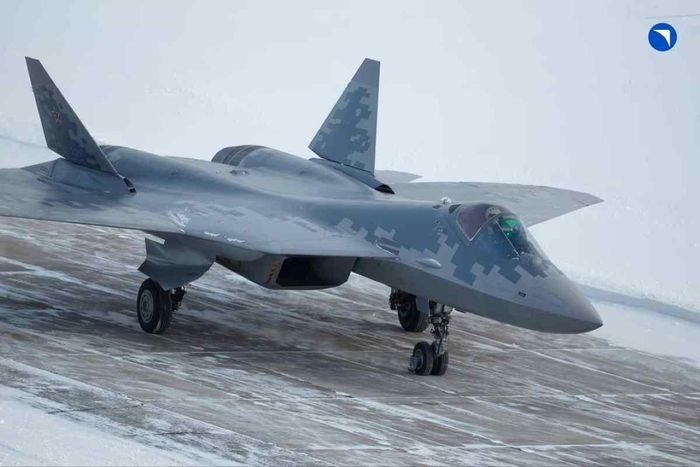 Rostec khẳng định rằng các tiêm kích Su-57 mới “mạnh mẽ và nguy hiểm hơn”. Ảnh: aviacionline.com