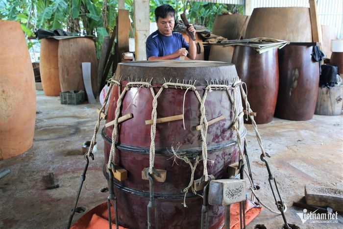 Anh Hồ Văn Nguyên căng, căn chỉnh mặt trống, công đoạn đòi hỏi kinh nghiệm và khả năng thẩm âm.