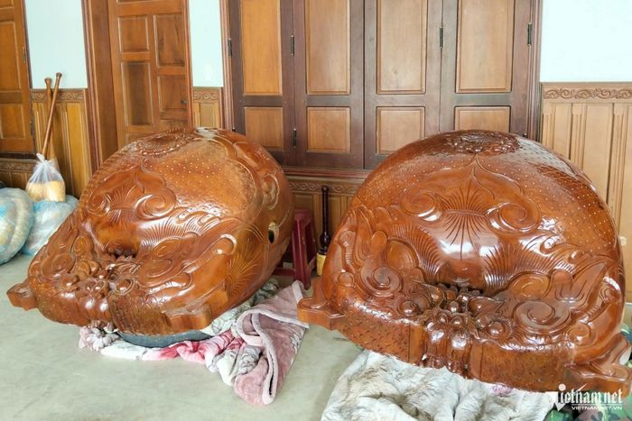 Hai chiếc mõ gỗ lớn vừa được hoàn thiện.