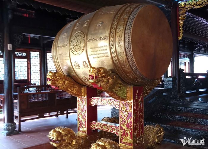 Một chiếc trống cỡ lớn do người thợ Lâm Yên chế tác.