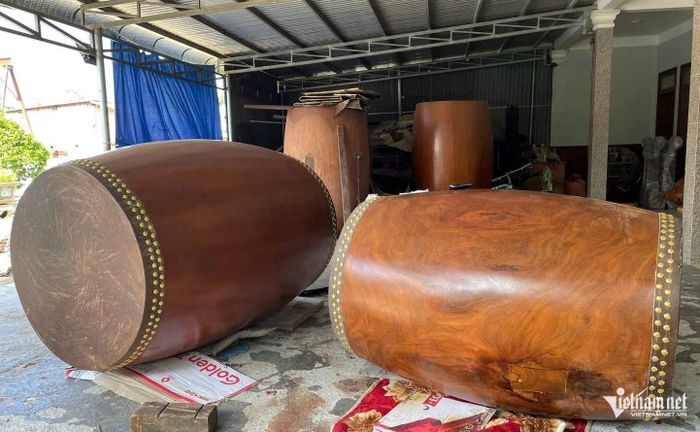 Những chiếc trống lớn tại xưởng anh Hiệp, 3-4 người ôm không xuể.