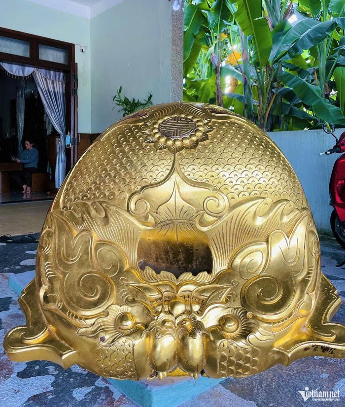 Mõ gỗ thếp vàng làm theo đơn đặt hàng của nhà chùa.