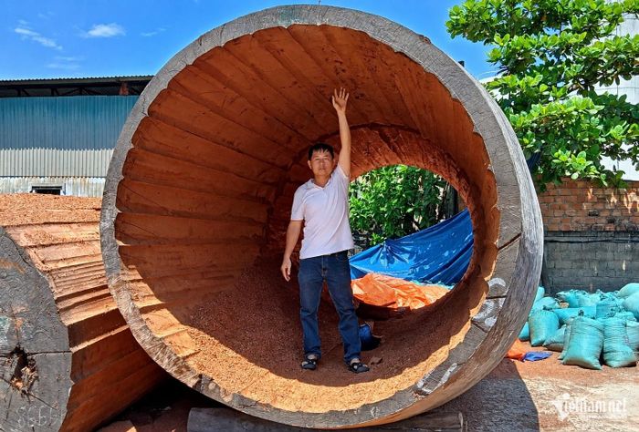 Một thân trống nguyên khối sau khi được khoét rỗng phần ruột.