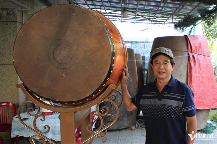 Ông Phan Thiệp có hơn 50 năm gắn bó với nghề làm trống.