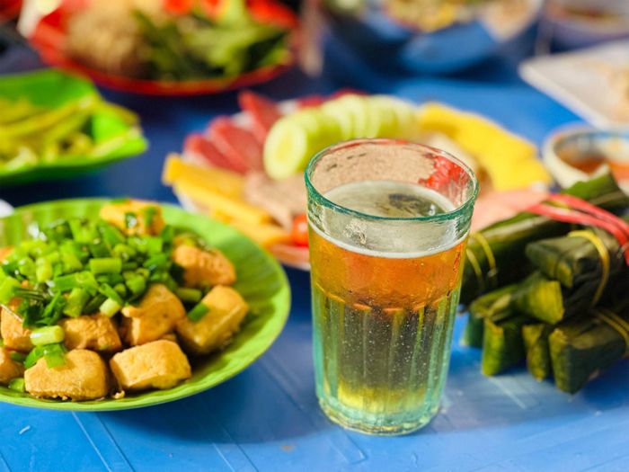 Bạn không nên uống rượu bia khi bụng đói. Ảnh: Ban Mai