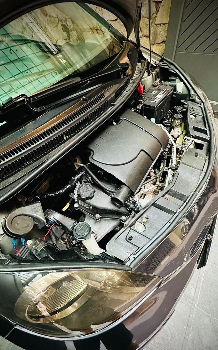 Động cơ của Aygo 2006 là máy xăng 1.0L 3 xi-lanh, mã 1KR-FE, dung tích 998cc.