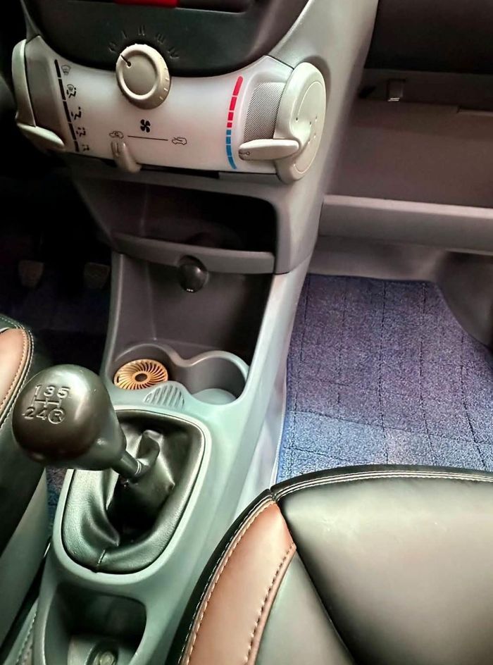 Bên trong cabin, chiếc Aygo đã được chủ xe nâng cấp để phù hợp hơn với nhu cầu sử dụng hiện nay.