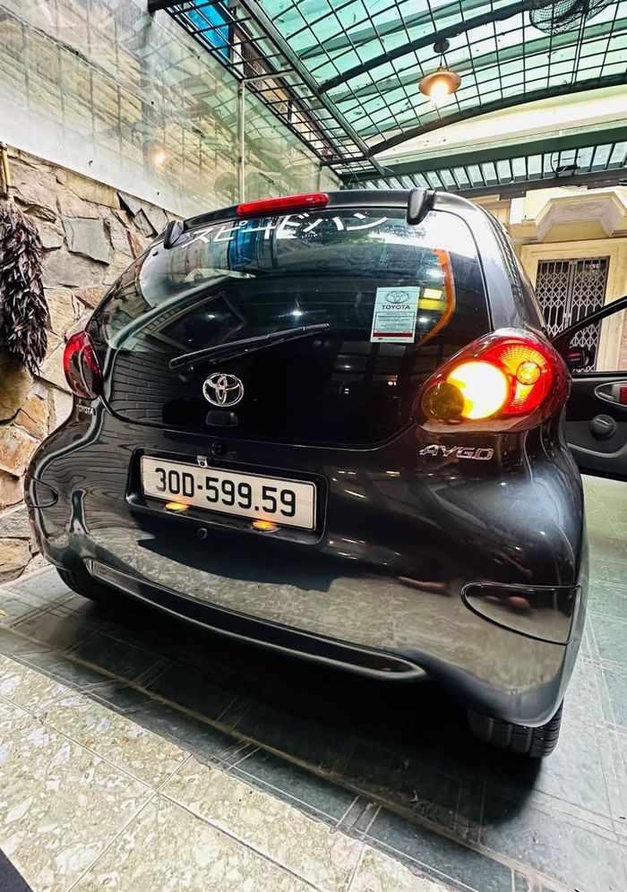 Sau gần 20 năm, tổng thể chiếc hatchback vẫn giữ được phom dáng nguyên bản đặc trưng của Aygo thế hệ đầu.