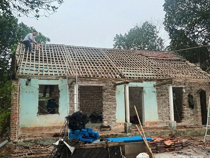 Năm 2025, vợ chồng anh Sơn quyết định tu sửa lại ngôi nhà gắn liền với tuổi thơ của mình