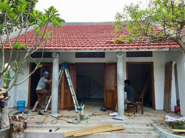 Khi sửa, anh Sơn giữ lại khung nhà cũ, chỉ thay mái ngói đã hỏng và trát, sơn lại tường gạch