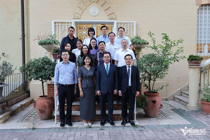Bộ trưởng Nguyễn Đình Khang chụp ảnh lưu niệm cùng Đại sứ Nguyễn Phương Anh và nhân viên Đại sứ quán Việt Nam tại Italia.