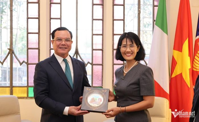 Trong chuyến công tác tại Italia, Bộ trưởng Nguyễn Đình Khang đã thăm, làm việc với Đại sứ quán Việt Nam tại Italia. Đại sứ Nguyễn Phương Anh đón tiếp Bộ trưởng và Đoàn công tác Bộ Dân tộc và Tôn giáo.