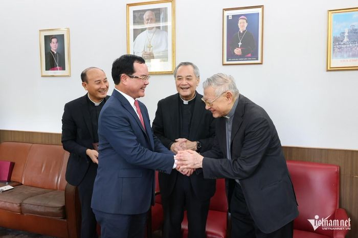 Bộ trưởng Nguyễn Đình Khang vui mừng, xúc động khi gặp mặt linh mục Gioan Trần Mạnh Duyệt - Giám đốc Nhà khách Foyer Phát Diệm; linh mục Đinh Công Lịch - Phó Giám đốc Nhà khách, Chủ tịch Liên Tu sĩ Việt Nam tại Rome và linh mục Nguyễn Tất Thắng - Bộ Tu sĩ Tòa thánh Vatican.