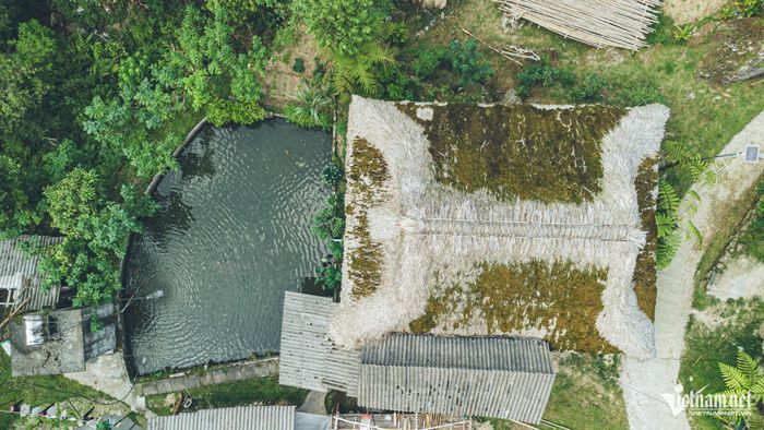  Không chỉ tạo nên vẻ đẹp riêng cho những mái nhà ở Xà Phìn, lớp rêu phủ dày theo thời gian còn được người dân địa phương xem như một lớp “áo” tự nhiên cho ngôi nhà. Vào mùa Đông, lớp rêu cùng nhiều lớp lá cọ trên mái giúp hạn chế hơi lạnh, giữ cho không gian bên trong nhà sàn ấm hơn; đến mùa Hè, mái nhà lại có tác dụng che nắng, giúp không khí trong nhà dễ chịu, mát mẻ hơn. Chính sự thích nghi tự nhiên với điều kiện khí hậu vùng cao này khiến những mái nhà phủ rêu không chỉ mang giá trị về cảnh quan mà còn gắn với đời sống của người dân Xà Phìn qua nhiều thế hệ.