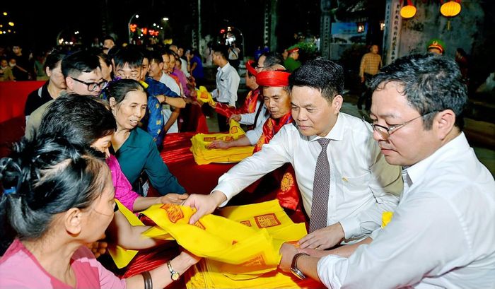   Bí thư Thành ủy Hải Phòng Lê Ngọc Châu thực hiện nghi lễ ban ấn cho du khách và nhân dân địa phương.
