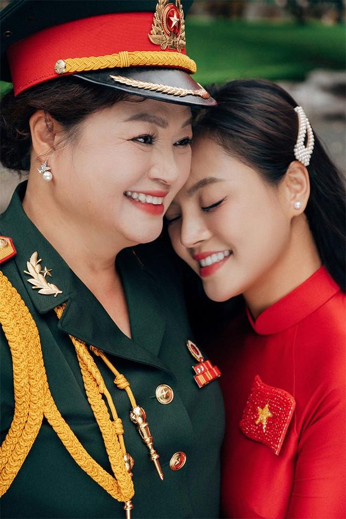 Thu Quỳnh và mẹ - Thượng tá Cao Nga.