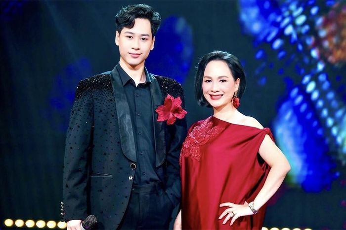 Ca sĩ Minh Tuấn và mẹ - Thượng tá Thanh Tâm.