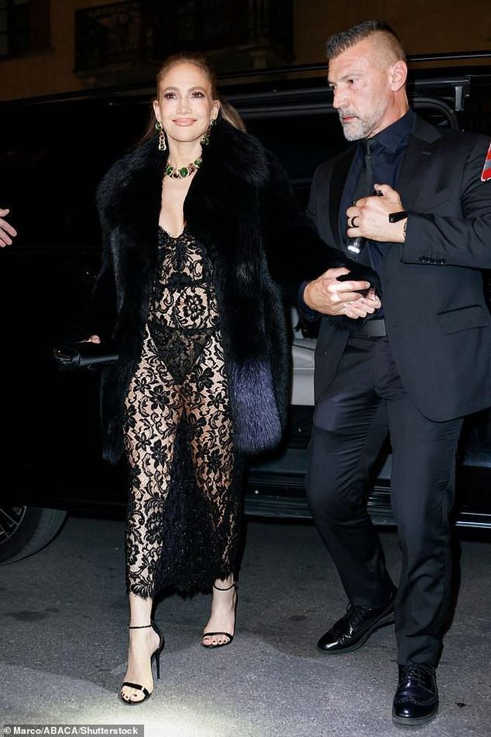 Jennifer Lopez trong bộ đồ ren xuyên thấu. Ảnh: Shutterstock