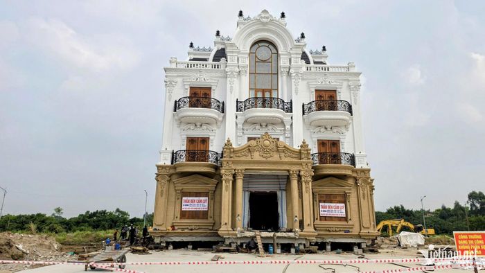 Căn biệt thự gần 1.000m2 đang được di chuyển nguyên khối tại phường Thuận Thành, Bắc Ninh. Ảnh: Bảo Khánh