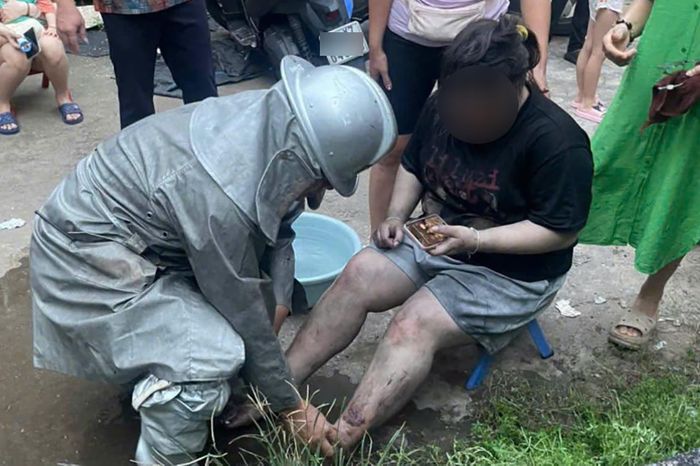 Cảnh sát PCCC&CNCH chăm sóc sức khỏe cho nạn nhân. Ảnh: CACC