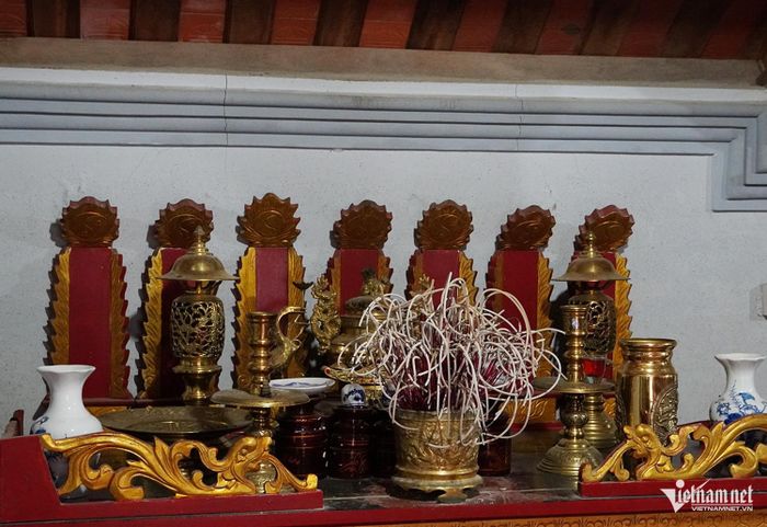 Bàn thờ tưởng niệm 7 chiến sĩ cách mạng hy sinh tại đình Lương Sơn.