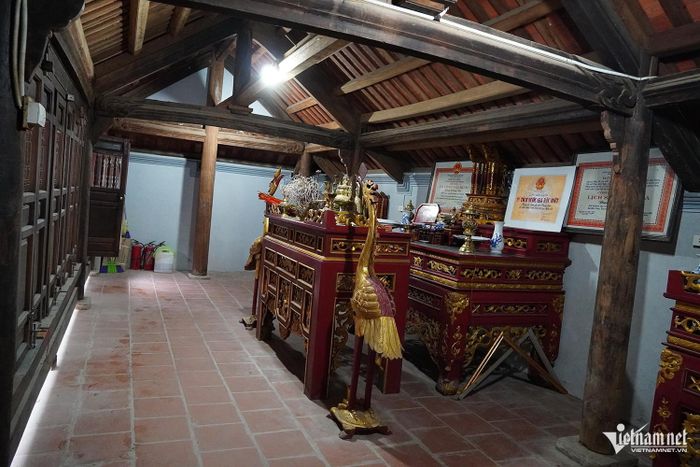 Không gian bên trong nhà hậu của ngôi đình.