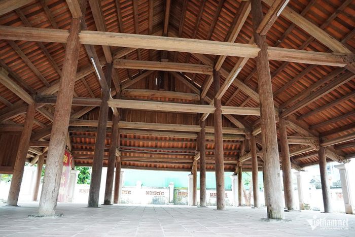 Không gian bên trong đình với hệ thống cột gỗ lim và những đường nét kiến trúc cổ còn được lưu giữ.