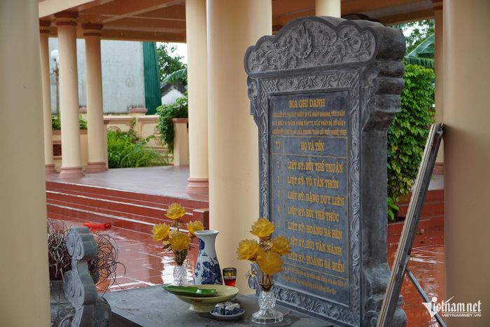 Bia đá ghi danh 7 chiến sĩ hy sinh tại sân đình trong những ngày phong trào cách mạng bị đàn áp.