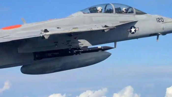Tên lửa Blackbeard gắn trên tiêm kích Super Hornet của Hải quân Mỹ. Nguồn ảnh: Hải quân Mỹ/theaviationist.com