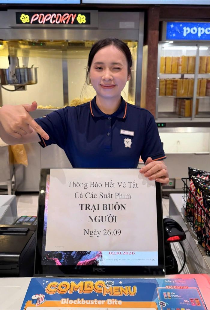 Nhiều rạp trưng biển hết vé "Trại buôn người" ngày 26/9 từ sớm. Ảnh: NSX