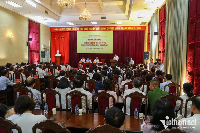 Các cử tri dự buổi tiếp xúc