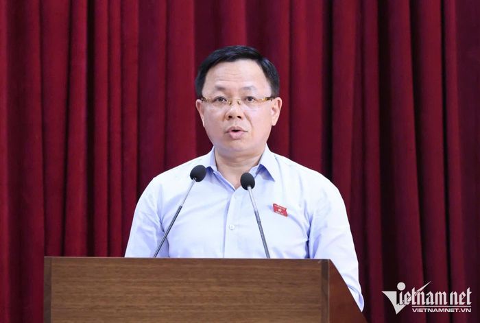 Đại biểu Trần Thanh Hà, Phó Trưởng đoàn đại biểu Quốc hội chuyên trách TP Hà Nội trình bày các báo cáo