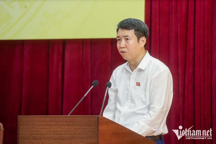 Đại biểu Nguyễn Hoàng Trường, Bí thư Đảng ủy, Chủ tịch HĐND phường Cửa Nam báo cáo kết quả trả lời ý kiến kiến nghị của cử tri
