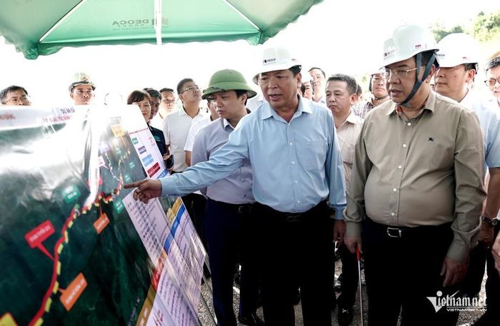 Bộ trưởng Bộ Xây dựng Trần Hồng Minh báo cáo Phó Thủ tướng Thường trực Phạm Gia Túc nội dung liên quan đến dự án tuyến cao tốc Đồng Đăng - Trà Lĩnh 