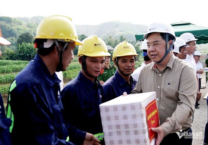 Phó Thủ tướng Thường trực Chính phủ Phạm Gia Túc tặng quà công nhân đang thi công tại hai tuyến cao tốc