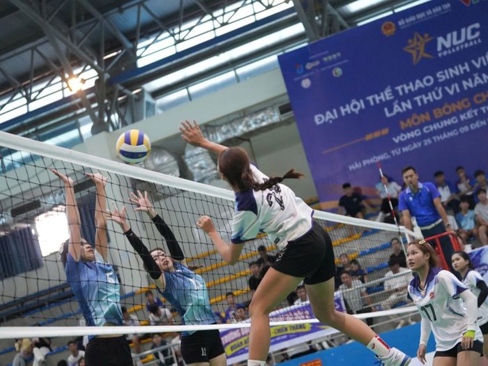 Cuộc so tài của các đội bóng sinh viên diễn ra rất hấp dẫn