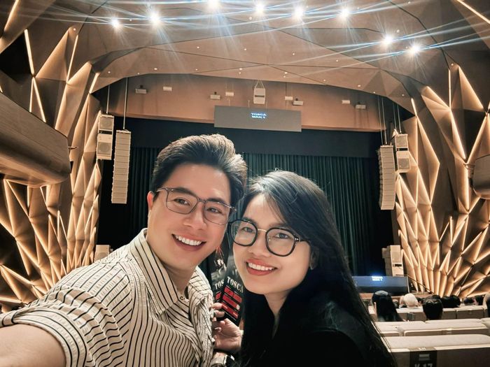 MC Lê Anh và bà xã đi xem ca nhạc cuối tuần.